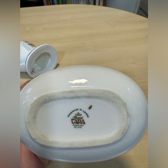 Royal Tara Fine Bone China - Ireland Basket & Harp - Picture 2 of 6